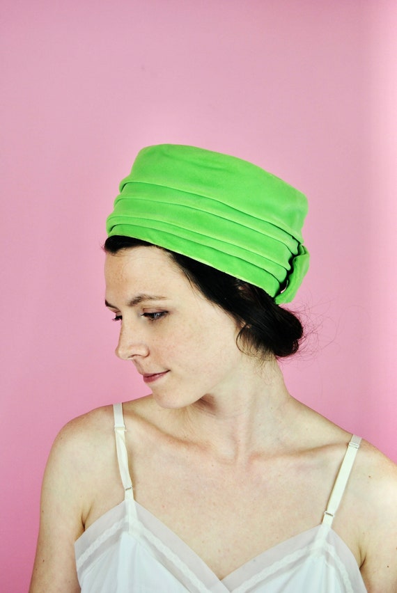 1960s Bright Lime Green Velvet Hat - image 1