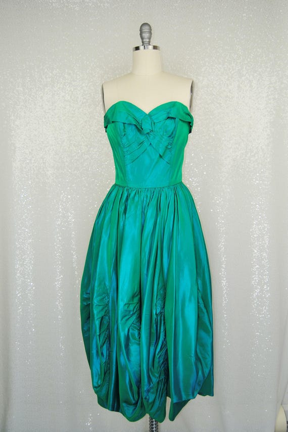 1950s Vintage Light Emerald Green Iridescent Taffeta Strapless Bubble or Tulip Style Cocktail Dress - Xs 1950s Vintage Light Emerald Green Iridescent Taffeta Strapless Bubble or Tulip Style Cocktail Dress - Xs