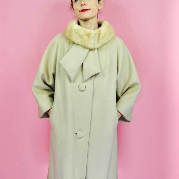 1960s Vintage Classic Cream Lilli Ann Coat with Fur Collar - Md to Lg