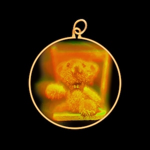 Colgante holográfico de oro de 9 quilates: osito de peluche en silla (mediano)