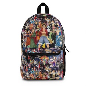 Peut inclure: Un sac à dos noir avec un collage coloré de personnages d'anime. Le sac à dos a une poignée supérieure noire, une poche avant zippée et deux poches latérales en filet. L'image principale présente des personnages de diverses séries d'anime.