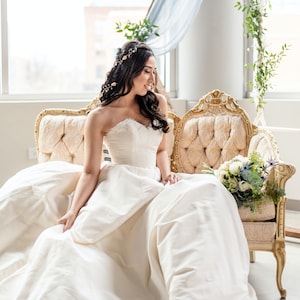 Modern Romantic Strapless Scalloped Sweetheart Ballgown Sz 10 Lace Wedding Dress with Pockets