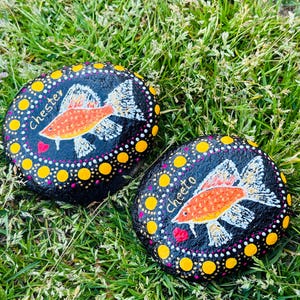 Letrero conmemorativo personalizado de pez dorado para jardín, marcador de tumba personalizado para mascotas, lápida de pez, piedra de río natural con nombre de pez, regalo para recordar a una mascota fallecida
