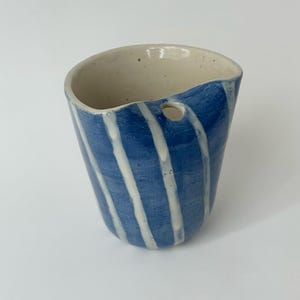 Copo de café gelado de cerâmica feito à mão | Copo de canudo azul pintado à mão
