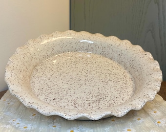 Plato para pastel de cerámica hecho a mano / Fuente para hornear blanca