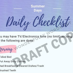 Puede incluir: Una lista de verificación diaria titulada "Daily Checklist" con un fondo de acuarela. La lista de verificación incluye tareas como ordenar la cama, guardar la ropa y cepillarse los dientes. El texto "Summer Days" está en la parte superior.