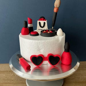 EDIBLE personalised makeup-themed cake topper.