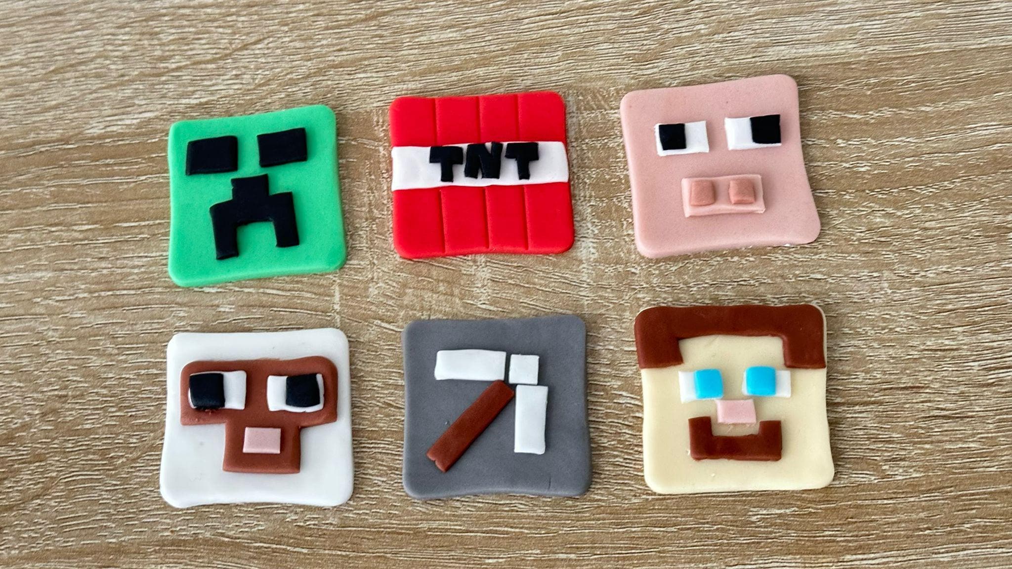 EDIBLE Minecraft cupcake toppes, edible set of 6 pices.