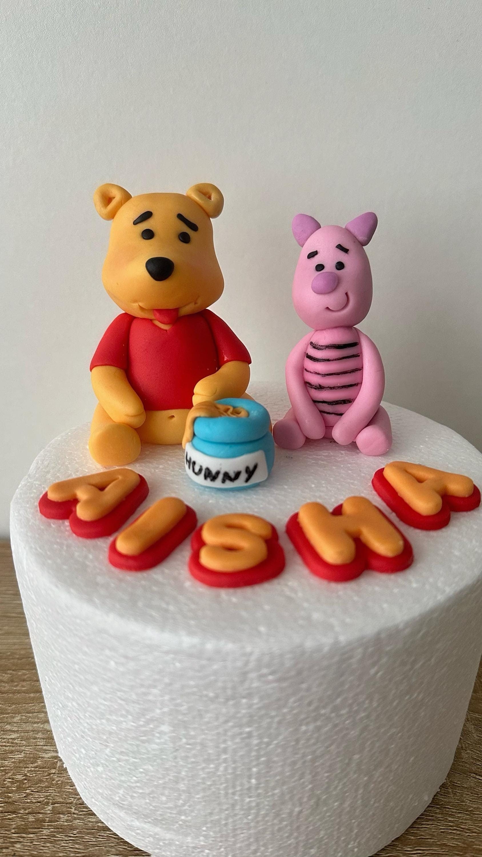 EDIBLE handmade 100% Winne the pooh with his Honey pot and Piglet, name included, cake topper for the cake.