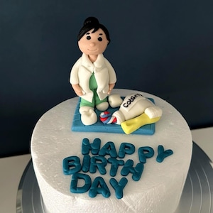 Ręcznie robiona ozdoba na tort z motywem dentystycznym – spersonalizowana dekoracja urodzinowa z motywem dentystycznym