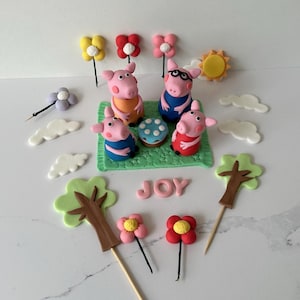 Juego de adornos comestibles para tartas familiares de Peppa Pig, personalizados para fiestas de cumpleaños infantiles.