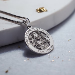 Collier de médaille de saint François, patron saint François pendentif de médaille religieuse ronde, saint François de collier d’assise