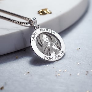 Medalha religiosa redonda padroeira Teresa - colar Santa Teresa