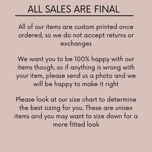 Puede incluir: Texto sobre un fondo rosa claro que dice "TODAS LAS VENTAS SON FINALES". El texto a continuaci&oacute;n explica que todos los art&iacute;culos se imprimen a medida una vez pedidos y que no se aceptan devoluciones ni cambios. El texto contin&uacute;a explicando que el vendedor quiere que los clientes est&eacute;n contentos con sus art&iacute;culos y que si hay alg&uacute;n problema, los clientes deben enviar una foto del art&iacute;culo. El texto termina explicando que la tabla de tallas debe utilizarse para determinar la mejor talla y que los art&iacute;culos son unisex y pueden necesitar una talla m&aacute;s peque&ntilde;a para un look m&aacute;s ajustado.