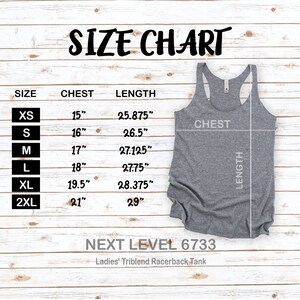 Puede incluir: Tabla de tallas para un tanque de espalda nadadora con medidas en pulgadas para el pecho y la longitud. Las tallas incluyen XS, S, M, L, XL y 2XL. La tabla est&aacute; sobre un fondo de madera. El texto "NEXT LEVEL 6733 Ladies' Triblend Racerback Tank" est&aacute; debajo de la tabla.
