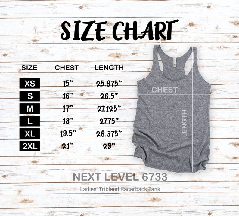 Puede incluir: Tabla de tallas para un tanque de espalda nadadora con medidas en pulgadas para el pecho y la longitud. Las tallas incluyen XS, S, M, L, XL y 2XL. La tabla est&aacute; sobre un fondo de madera. El texto "NEXT LEVEL 6733 Ladies' Triblend Racerback Tank" est&aacute; debajo de la tabla.
