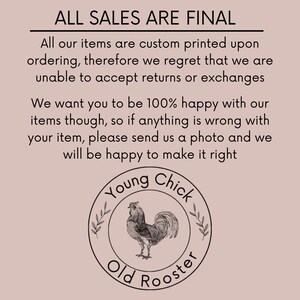 Puede incluir: Fondo beige con texto negro que dice "TODAS LAS VENTAS SON FINALES". El texto explica el proceso de impresi&oacute;n personalizada y la imposibilidad de aceptar devoluciones. Un logotipo circular presenta un gallo y las palabras "Young Chick Old Rooster".