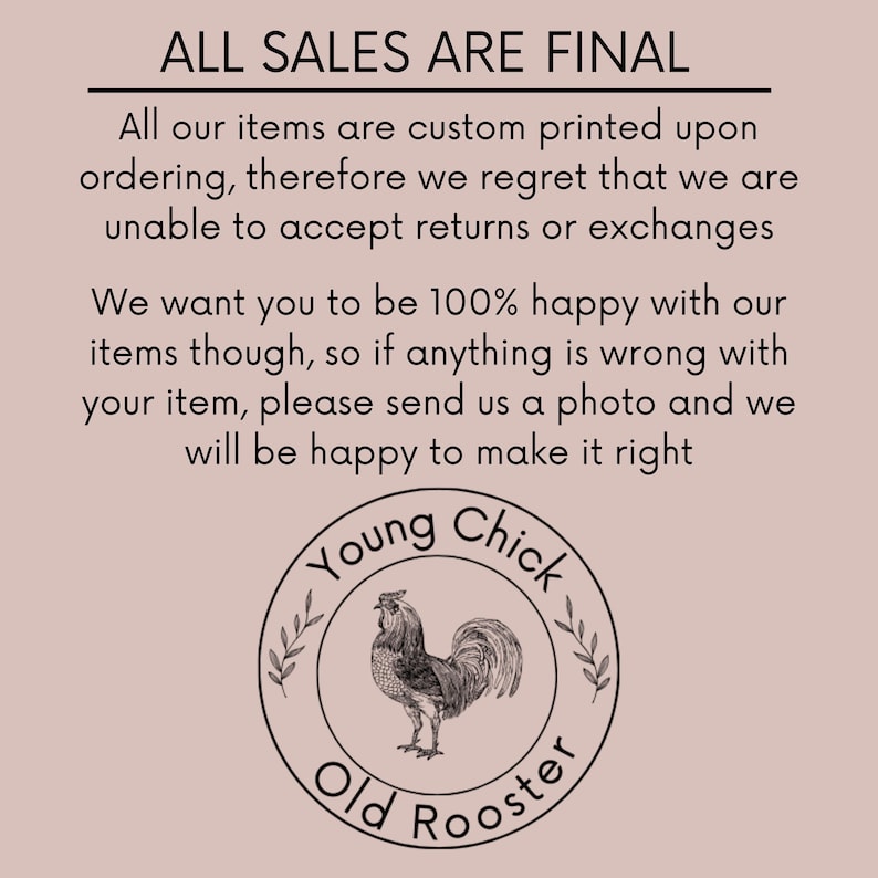 Puede incluir: Fondo beige con texto negro que dice "TODAS LAS VENTAS SON FINALES". El texto explica el proceso de impresi&oacute;n personalizada y la imposibilidad de aceptar devoluciones. Un logotipo circular presenta un gallo y las palabras "Young Chick Old Rooster".