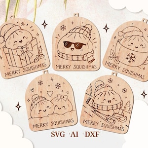 Può includere: Cinque ornamenti in legno chiaro a forma di arco con illustrazioni incise di ravioli sorridenti in scene invernali. Ogni design include il testo MERRY SQUISHMAS, mostrando un raviolo in un regalo, con occhiali da sole, in una tazza, in coppia o su una slitta.