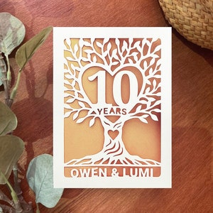 パーソナライズされた 10 周年記念カード svg、ツリー記念カード svg、カード テンプレート SVG、インスタント デジタル ダウンロード