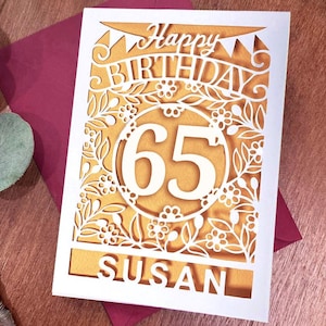 Cartão de aniversário de 65 anos svg, cartão de papel recortado de 65 anos svg, cartão de aniversário com nome svg, modelo de cartão svg, download digital instantâneo