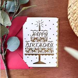 cartão de aniversário de bolo de flores svg, arquivo de corte SVG, arquivo de corte para Cricut, cartão de aniversário de bolo svg, download digital instantâneo