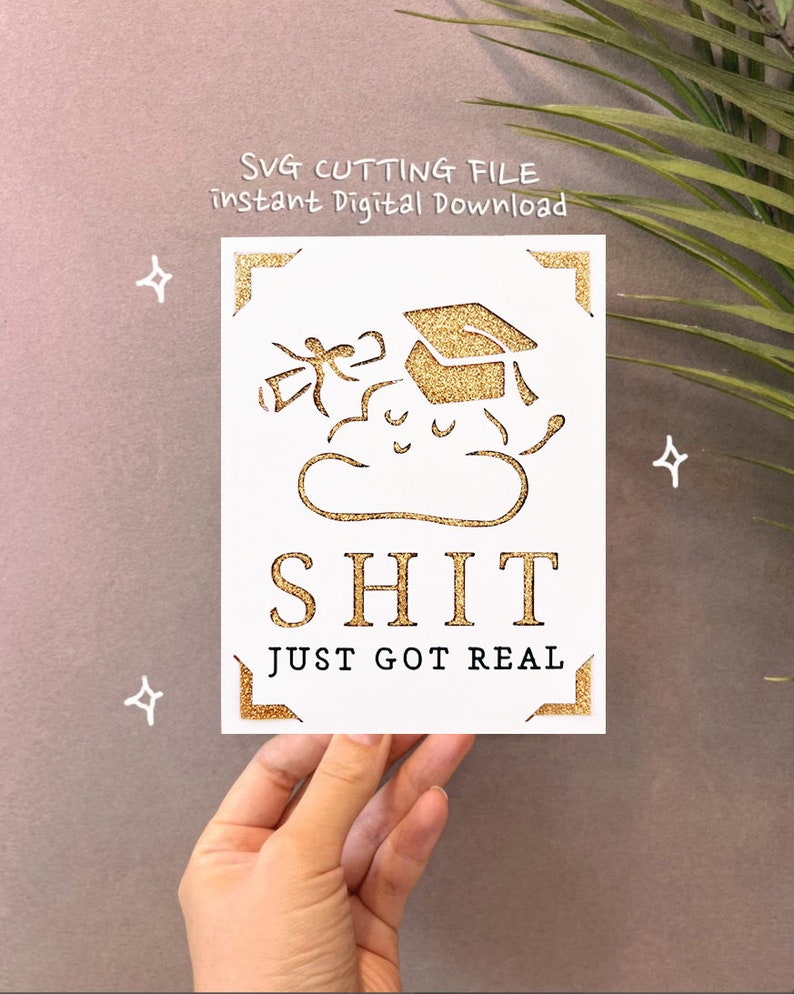 Peut inclure: Un bonnet de dipl&ocirc;m&eacute; et un nuage dor&eacute;s avec le texte "SHIT JUST GOT REAL" sur un fond blanc.