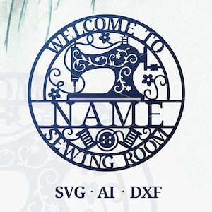 Peut inclure: Un panneau métallique bleu marine avec les mots "WELCOME TO NAME SEWING ROOM" dans un design circulaire. Le design comprend une machine à coudre, des fleurs, un bouton et des bobines de fil. Le bas du panneau porte la mention "SVG • AI • DXF".