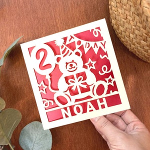 Personalisierte Bärenkarte zum 2. Geburtstag SVG, Geburtstagskartenvorlage zum 2. Geburtstag, Schneidedateien für Cricut, sofortiger digitaler Download