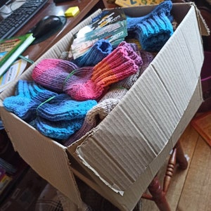 Ich bin aus der Ukraine. Ehre den Helden! Gestrickte Socken. Warme Socken. Socken für ukrainerische Helden.