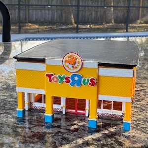 Maqueta de diorama de la tienda Toys R Us (escala N) – Edificio comercial de los años 70, 80 y 90, maqueta de trenes de juguete en miniatura.