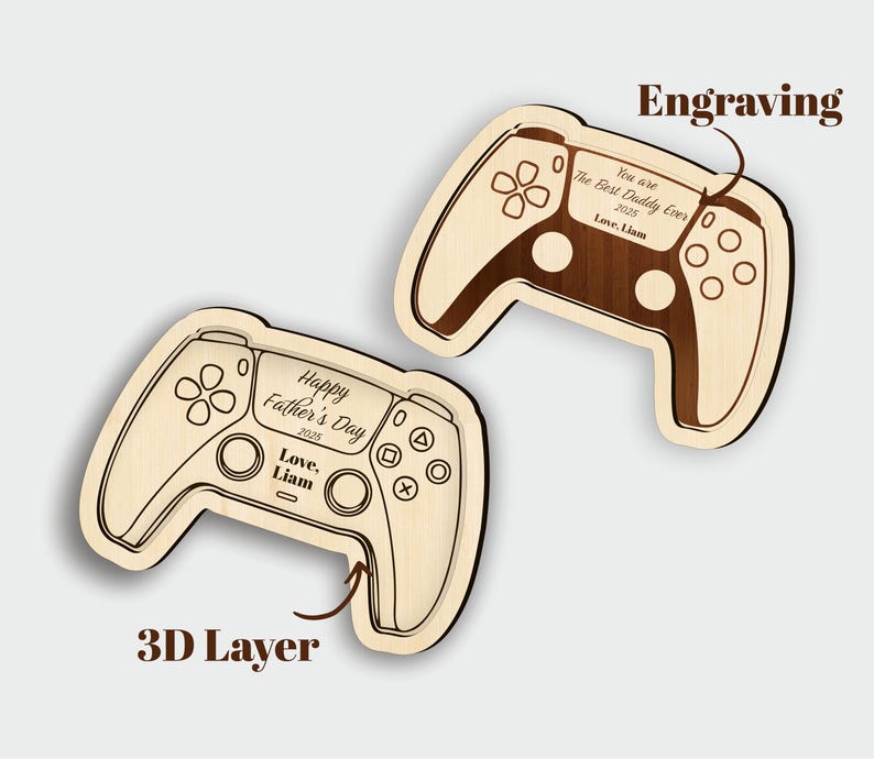 K&ouml;nnte beinhalten: Zwei Holzplatten in Form von Gamecontrollern. Auf einer steht "Happy Father's Day 2025" und "Love, Liam". Auf der anderen steht "You are The Best Daddy Ever 2025 Love, Liam". Beide haben eine 3D-Schicht.