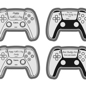 K&ouml;nnte beinhalten: Vier Controller-f&ouml;rmige Designs in Graustufen. Zwei sagen "Happy Father's Day 2025" und "Love." Die anderen beiden sagen "You are The Best Daddy Ever 2025 Love." und "Best Daddy Ever I love you so much."