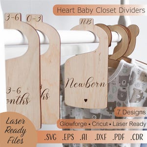 Puede incluir: Divisores de armario para bebés de madera con las palabras "Recién nacido" y "3-6 meses" grabadas. Los divisores tienen forma de corazón y cuelgan de una barra de armario blanca. Se ve un body de bebé con un estampado de osos.