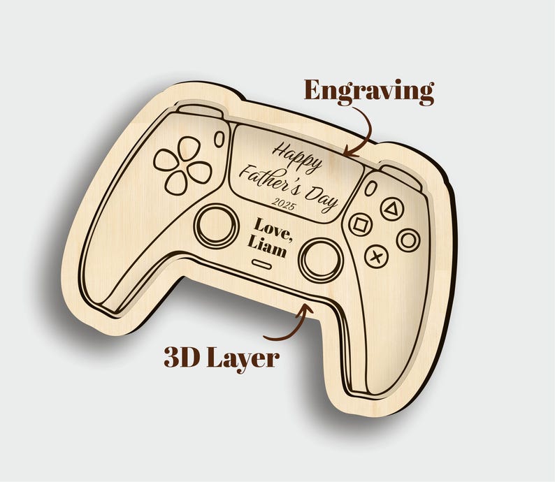 K&ouml;nnte beinhalten: Ein Holztablett in Form eines Gamecontrollers mit 3D-Schicht-Design. Das Tablett ist mit dem Text "Happy Father's Day 2025" und "Love, Liam" graviert. Das Controller-Design umfasst Tasten und ein Steuerkreuz.