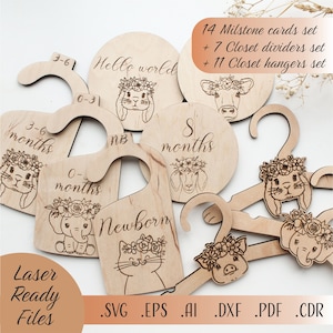 Op de afbeelding: Een set van 14 houten mijlpaalkaartjes, 7 kastverdelers en 11 kleerhangers voor een babykamer. De kaartjes tonen verschillende dieren met bloemenkransen en de tekst "Hello world", "0-3 maanden", "3-6 maanden", "6-9 maanden", "9-12 maanden", "12-18 maanden", "18-24 maanden", "2-3 jaar", "3-4 jaar", "4-5 jaar", "5-6 jaar", "6-7 jaar", "7-8 jaar" en "8-9 jaar". De verdelers tonen de tekst "NB", "0-3 maanden", "3-6 maanden", "6-9 maanden", "9-12 maanden", "12-18 maanden" en "18-24 maanden". De kleerhangers tonen de tekst "NB", "0-3 maanden", "3-6 maanden", "6-9 maanden", "9-12 maanden", "12-18 maanden", "18-24 maanden", "2-3 jaar", "3-4 jaar", "4-5 jaar", "5-6 jaar" en "6-7 jaar". De tekst "Laser Ready Files .SVG .EPS .AI .DXF .PDF .CDR" staat onderaan de afbeelding.