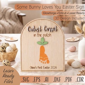 Puede incluir: Cartel de Pascua de madera con el texto "Some Bunny Loves You Easter Sign" y "Cutest Carrot in the patch". El cartel presenta un diseño de zanahoria con una huella y el texto "Olivia's First Easter 2026".