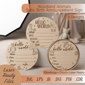 Puede incluir: Tres letreros de madera para anunciar el nacimiento de un bebé con diseños de animales del bosque. Cada letrero presenta las palabras "Hello World" y espacios para registrar el nombre, la fecha, la hora, el peso y la altura del bebé. Los letreros están listos para láser e incluyen formatos de archivo SVG, EPS, AI, DXF, PDF y CDR.