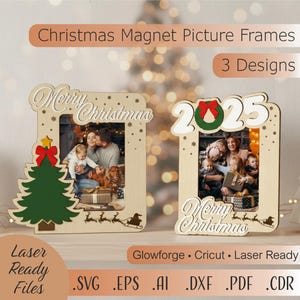 Puede incluir: Dos marcos de fotos magnéticos navideños de madera. Un marco presenta un árbol de Navidad verde con un lazo rojo y las palabras "Merry Christmas". El otro marco muestra el año "2025" y una corona. Ambos marcos tienen un acabado de madera clara.