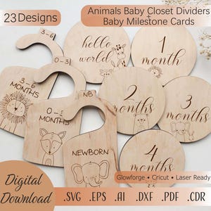 Op de afbeelding: Houten babykastverdelers en mijlpaalkaarten. De verdelers zijn gevormd als kleerhangers en voorzien van tekst als "Newborn" en "0-3 maanden". De mijlpaalkaarten zijn rond en genummerd 1-4 maanden. De afbeelding bevat ook de tekst "23 Designs".