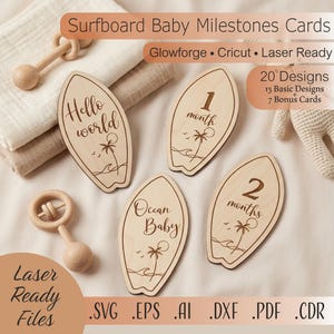 Puede incluir: Tarjetas de hitos para bebés con forma de tabla de surf de madera, con texto grabado y diseños tropicales. El juego incluye tarjetas para "Hello world", "1 mes", "2 meses" y "Ocean Baby". La imagen también muestra un sonajero de madera.