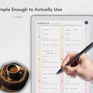 Puede incluir: Una tableta digital que muestra un planificador de cursos semestral con el texto Simple Enough to Actually Use y La M&eacute;moire. La pantalla muestra una cuadr&iacute;cula de seis bloques de cursos con horarios y tareas. Un l&aacute;piz &oacute;ptico negro descansa sobre la pantalla.