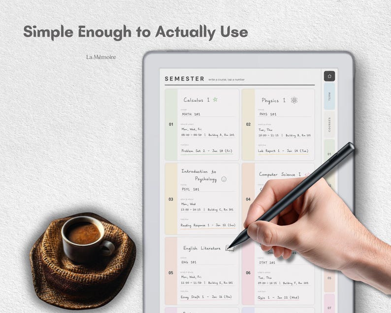 Puede incluir: Una tableta digital que muestra un planificador de cursos semestral con el texto Simple Enough to Actually Use y La M&eacute;moire. La pantalla muestra una cuadr&iacute;cula de seis bloques de cursos con horarios y tareas. Un l&aacute;piz &oacute;ptico negro descansa sobre la pantalla.