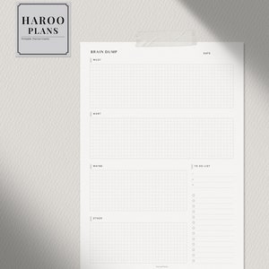 Peut inclure: Une feuille de planification imprimable beige avec une mise en page en grille pour un brainstorming et une liste de t&acirc;ches. L'insert est &eacute;tiquet&eacute; "HAROO PLANS" et comprend des sections pour "MUST", "WANT", "MAYBE" et "OTHER". Il est coll&eacute; sur un mur blanc.