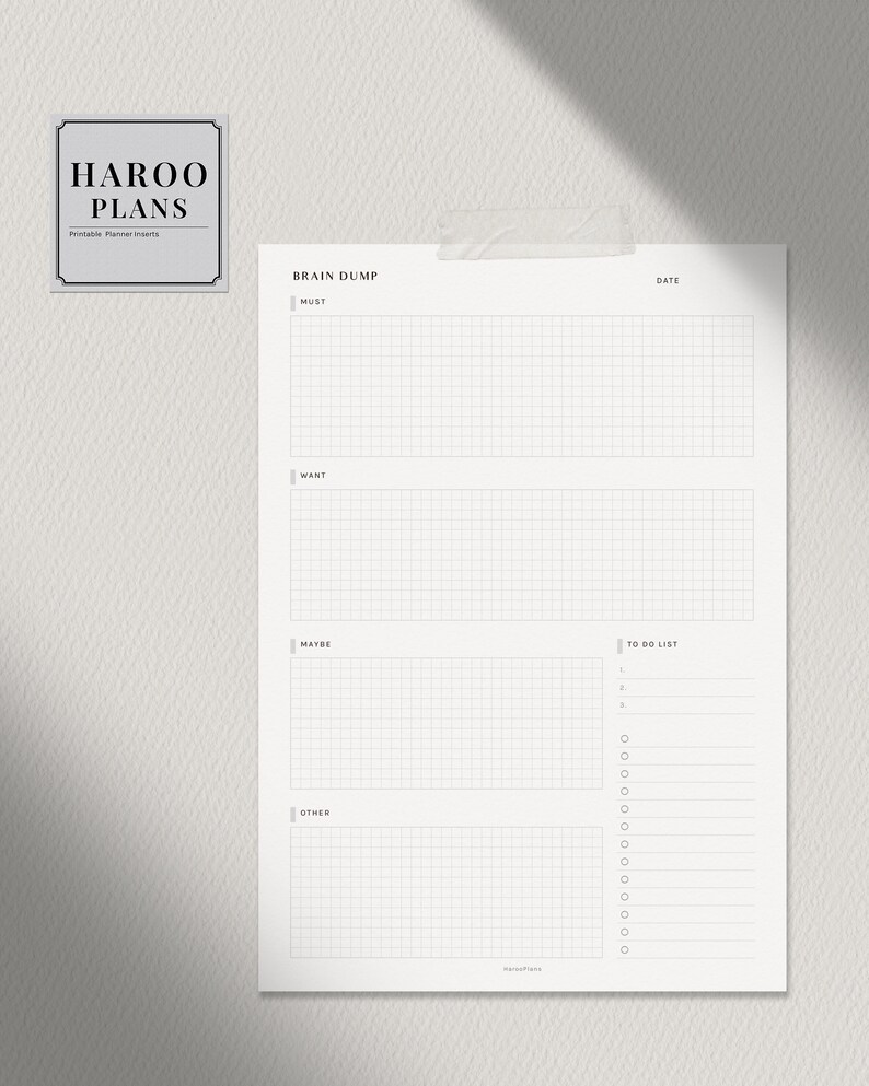 Peut inclure: Une feuille de planification imprimable beige avec une mise en page en grille pour un brainstorming et une liste de t&acirc;ches. L'insert est &eacute;tiquet&eacute; "HAROO PLANS" et comprend des sections pour "MUST", "WANT", "MAYBE" et "OTHER". Il est coll&eacute; sur un mur blanc.