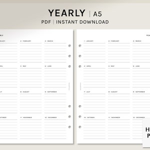 Op de afbeelding: Een zwart-witte printbare A5-jaarplanner met 12 maanden, waarbij elke maand in drie kolommen is verdeeld. De planner is ontworpen voor gebruik met een disc-bindsysteem. De tekst "YEARLY A5 PDF INSTANT DOWNLOAD" staat bovenaan de pagina. De tekst "HAROO PLANS" staat onderaan de pagina.