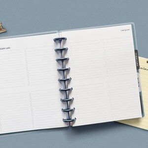 Peut inclure: Un agenda ouvert avec une couverture en plastique transparent et un onglet bleu intitul&eacute; "JANUARY" sur le c&ocirc;t&eacute; gauche. Le c&ocirc;t&eacute; droit a un onglet intitul&eacute; "FEBRUARY". L'agenda a une section de liste de contr&ocirc;le avec une colonne de titre et de cat&eacute;gorie et une colonne de date. Un bloc-notes lign&eacute; jaune avec un trombone dor&eacute; est sur le c&ocirc;t&eacute; droit de l'agenda.