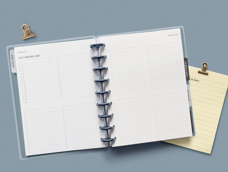 Peut inclure: Un agenda ouvert avec une couverture en plastique transparent et un onglet bleu intitul&eacute; "JANUARY" sur le c&ocirc;t&eacute; gauche. Le c&ocirc;t&eacute; droit a un onglet intitul&eacute; "FEBRUARY". L'agenda a une section de liste de contr&ocirc;le avec une colonne de titre et de cat&eacute;gorie et une colonne de date. Un bloc-notes lign&eacute; jaune avec un trombone dor&eacute; est sur le c&ocirc;t&eacute; droit de l'agenda.