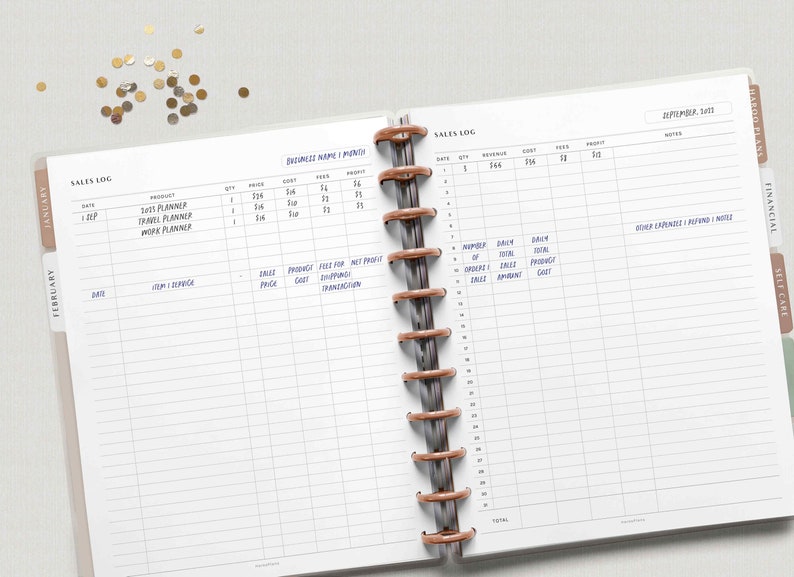 以下が含まれることがあります： 茶色のコイルバインディングが付いた白いプランナー。プランナーには、日付、数量、収益、費用、手数料、利益の列がある売上ログのセクションがあります。プランナーには、事業費と月次利益のセクションもあります。