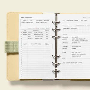 Op de afbeelding: Een witte reisplanner met een checklist voor het plannen van een reis naar Bangkok, Thailand. De checklist omvat items zoals financi&euml;le planning, het boeken van vluchten en hotels, inpakken en reisverzekering. De planner bevat ook een budgetsectie om uitgaven bij te houden.
